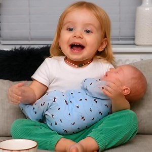 Ai Generated Gogglebox Georgia & Abbie #entertainment #funnytiktok #aibaby #babyshorts #youtubeshorts #comedie #aigenerated | Gogglebox Fans page