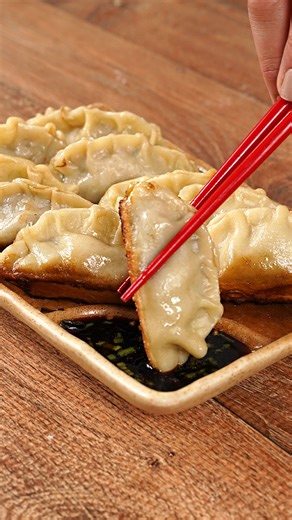 FoodMakers Recipes on Instagram: "This recipe is MUCH easier than it looks (And absolutely delicious) . Check out the full recipe! INGREDIENTS: {Dough} 300 g all-purpose flour 150 ml water 1/2 tsp salt {Filling} Chives (to taste) Leek (to taste) 1/2 carrot 300g ground pork 3 tbsp soy sauce Sesame oil (to taste) 1 tbsp sake A pinch of sugar A pinch of salt {Dipping Sauce} 1 cup chopped green onions 1 tbsp chili flakes or chili oil Soy sauce (to taste) A dash of sesame oil A splash of vinegar A sp