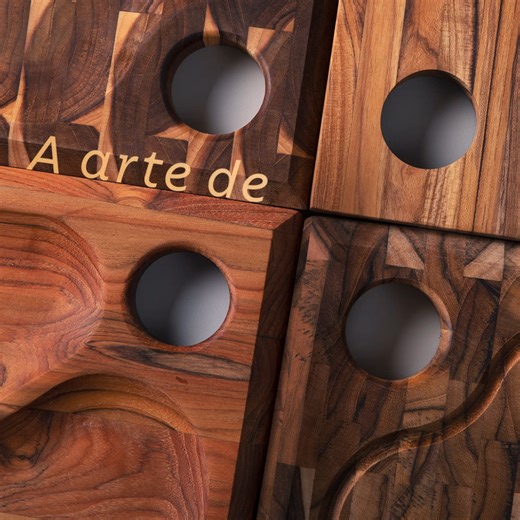 As tábuas Folium unem sustentabilidade e design, pois são feitas com madeira certificada pelo Forest Stewardship Council®-FSC® (IMA-COC-000420) e possuem formas orgânicas desenhadas pelo designer Bruno Faucz. Do pão à carne, os modelos mostram como os detalhes fazem a diferença na arte de servir. Saiba mais sobre a coleção no nosso blog. 💙 #PraTodosVerem: O vídeo começa com as quatro tábuas Folium encostadas e o texto “A arte de servir” sobre elas. Depois, aparece uma foto da tábua de carne com