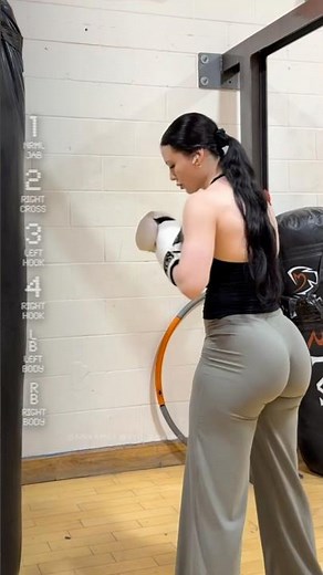 Anaami WORKS the Boxing Heavy Bag