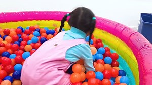 2.2M views · 28K reactions | Aventura de Rescate de Globos y Slime _ Desafío De Globos De Agua con Maddie Charlotte Wendy y Alex | Juguetes y Colores | Facebook