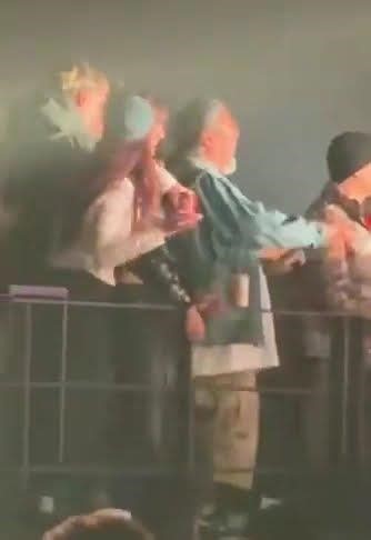 the way fav was jokingly sulking with alice only for her to vibe back with her😭😭😭#lisa