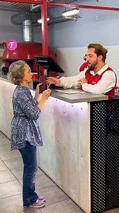 114K views · 128 reactions | Le personnel d'un restaurant a vécu un moment très émouvant #Fabiosa #viral #viralreels #fyp | Femme Heureuse | Facebook