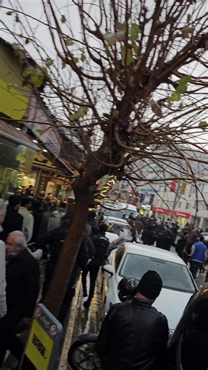 cizrede, rojavada yapılan sivil katliamları protesto edildi.. gösteriler şehrin bir çok tarafına yayıldı, yürüyüşte bir çok noktada göstericiler ve polis arasında olaylar çıktı.. #cizre #rojava #olay