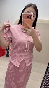 待会儿中午12点半直播｜直播下单每一件额外多折扣RM1 💗把旗袍的美重塑成更适合圆润女生的美 很多女生一听到“旗袍”，都会怕： 👉 腰不够细？ 👉 肩圆？ 👉 小肚腩？ 👉 大腿线条明显？ 但这一套是 给中大码量身“改良”的旗袍版套装，美得刚刚好，而且显瘦得很明显 待会儿见❤️ | Ewin Leow直播室