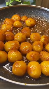 Så skal der laves brunede kartofler🤗der kommer snart en video på hjemmelavet ande steg også Opskrift på brunede kartofler Skræl kartoflerne inden de skal koges du kan også vælge at pille dem efter de er kogt Kog dem i 10 min, tag dem af koge pladen og lad kartoflerne ligge i vandet i 5 min Hæld vandet fra og lad kartoflerne blive kolde før du laver dem, jeg koger altid mine kartofler om formiddagen Hæld godt med sukker på panden som jeg viser på videoen, lad det nu og smelte lige så stille uden