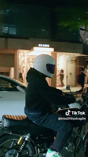 CB400T⚡ブラックバブ号 ................. #CB400T #HONDA #バブ #HAWK2 #ホーク2 #ほんだのばいく #本田翼 #本田圭佑 #ホンダ #旧車 #旧車好き #単車 #バイク #ツーリング #スニーカー #NIKE