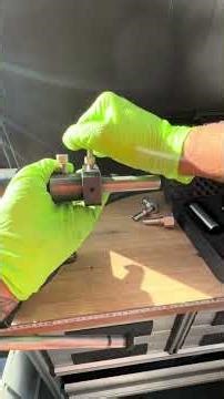 Combien de tonnes d’après vous la mini pelle ? 🤣 #hitachi #volvo #liebherr #caterpillar #facom