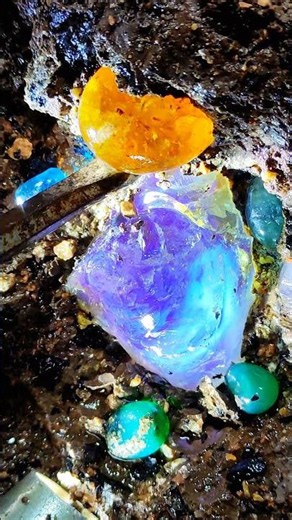 Crystal hunting in forgotten mines: The ultimate guide。Rainbow Beach's Crystal Secrets