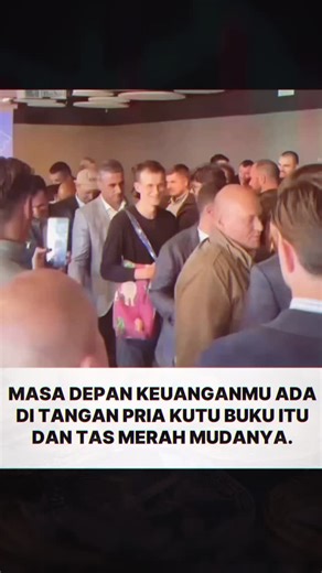 rmarca on Instagram: "🤯 Pada tahun 2013, Vitalik Buterin (pendiri Ethereum) merilis whitepaper yang mengguncang dunia crypto: ide platform blockchain dengan smart contracts yang bisa mengubah segalanya! Saat itu ETH bahkan belum ada harganya (baru diluncurkan ICO tahun 2014 dengan harga sekitar $0.30–$0.40 per ETH). Bayangkan kalau kamu beli $1 worth of Ethereum waktu itu... hari ini 1 ETH sudah bernilai ribuan dolar, dan investasi kecil itu bisa jadi jutaan! 😱 #VitalikButerin #Ethereum #ETH #