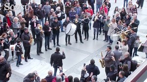 239K views · 4.7K shares | Tek Adam rejimine halk 'İzmir Marşı'yla direniyor! İzmir Marşı dalga dalga yayılmaya devam ediyor... İzmir Belediye Başkanı Aziz Kocaoğlu, 'İzmir Marşı'nı paylaştı, sosyal medya yıkıldı! https://sozcu.tc/f95f9bf | Sözcü Gazetesi | Facebook