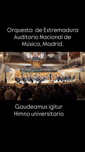 En el concierto de ayer hubo un momento que me hizo llorar; el Gaudeamus igitur («Alegrémonos, pues»), el himno universitario internacional, originado en el siglo XVIII, que se canta en solemnidades académicas, celebrando la juventud, la vida y la institución. “Vivat Academia, vivant professores (Viva la Universidad, vivan los profesores), dice la letra. La última vez que lo canté, yo era un profesor también, con capa azul de Ciencias, en la última graduación antes de ser despojado de mi toga. T