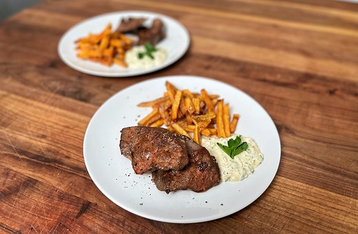 Játra na roštu s domácí tatarkou i hranolky👌💯 Schválně, jak to s tímhle jídlem máte vy? Chutná x nechutná? Vepřová játra na roštu s hranolky a tatarkou ▪ Na játra / 5 porcí 1 kg vepřových jater 5 lžic rostlinného oleje 50 g másla sůl a černý pepř ▪ Na hranolky 1 kg brambor (ideálně moučných, typ “C”) minimálně 1 litr oleje na smažení sůl ▪ Na tatarku 4 – 5 plných lžic majonézy 4 kyselé okurky (nebo 2 okurky a 1 lžíce kapary) 1 šalotka (nebo malá červená cibule) 1 lžíce worcesteru (není nutné)