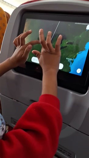 Sky-High Discoveries: Finding Dinosaurs on the In-Flight Map!🤩🗺️🦖 #entertainment #flight