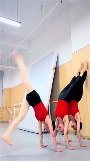 The students are challenging the stacking game. #flexibility #training #dance #teacher #student