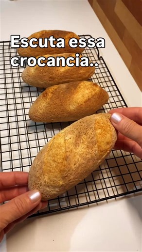 🥖✨ Já imaginou fazer em casa pães como francês, de hambúrguer, bisnaguinha, pão sírio e até o australiano, tudo sem glúten e sem leite? Eu desenvolvi um método simples e descomplicado pra você ter pães incríveis, macios e saborosos, mesmo sem ingredientes tradicionais. Nada de receitas que não dão certo ou pães sem graça… aqui é textura, sabor e orgulho de dizer: “Fui eu que fiz!” 💛 👉 Clique no link da bio e garanta sua vaga no curso de Panificação Sem Glúten e Sem Leite. | Caroline Cisneiro 