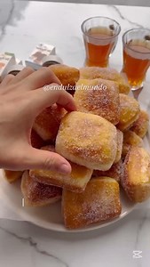 Donas Caseras Deliciosas donas caseras, suaves por dentro y crujientes por fuera, perfectas para acompañar con un glaseado dulce. ¡Súper fáciles de hacer y mucho más sabrosas que las compradas! 📝 Ingredientes: 500 g de harina 250 ml de leche tibia 100 g de azúcar 2 huevos 25 g de levadura fresca 50 g de mantequilla Aceite para freír Preparación: Amasa todos los ingredientes hasta formar una masa suave. Deja reposar 1-2 horas. Forma las donas, déjalas reposar y fríelas en aceite caliente hasta d