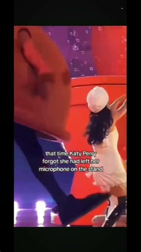 The moment Katy Perry realised she forgot her mic on the stand at the concert 😭