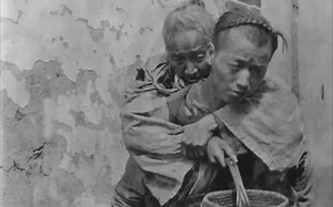 清末旧影：年轻人背着老母亲街头讨饭，犯人在木笼中晒得奄奄一息