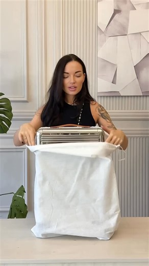 ЧЕМОДАНЫ «НА СТИЛЕ» RARE on Instagram: "Самая статусная и премиальная модель от @rare_baggage MILLENNIUM - Titanium Luggage💎 Линейка представляет собой вершину высококачественного металлического багажа. Этот материал превосходит традиционные варианты, такие как пластик или алюминий, предлагая непревзойденную прочность и долговечность. • Материал - сталь с покрытием из титанового сплава. • Размер : S • Цвета : Titanium, Gold, Nickel • Замки, одобренные TSA • Гибкий разделить и фирменный опганайз