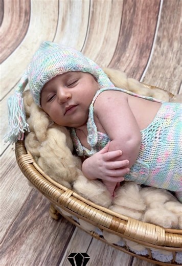 بە منداڵەکانتان بە شێوازی جیاواز و ناوازە دەرکەون، الماس كيدس هه لبژيرن . ‎وينةى مندالة چاوگةشةكانتان لاى ئيمة بچركينن، چونكة ئيمة گرينگى پيدةدةين.\t ‎هەمووان ئـــەڵماس هەڵدەبژێرن بۆ تۆمارکردنی یادەوەرییەکانیان ، ئێوەش ئـــەڵماس هەڵبژێرن..\t #ALMAS‏ photography kids 📸 لەوێنەگری ALMAS PHOTOGRAPHY .kids چەند جۆرێك لە جل و بەرگ بۆ منداڵە كان 1مانگي تا 3 سالي ئامادە کراوە بەردەوام دروست کردنی دیکۆری نوێ 🎁🎂🎈🎉چەند جۆرێك لە کێکی لەدایك بوون جل و بەرگ و دیکۆر و ئامادە کاریەکان بۆ ئێوەی 👩‍👦‍👦خۆشە