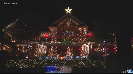 Friendly competition between Lake Sinclair neighbors leads to 'Christmas Cove'