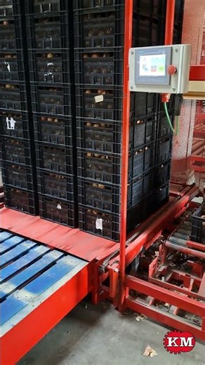 Stacking EPS crates. . . . #farming #bagstacking #landbouwmachines #machine #palletizing