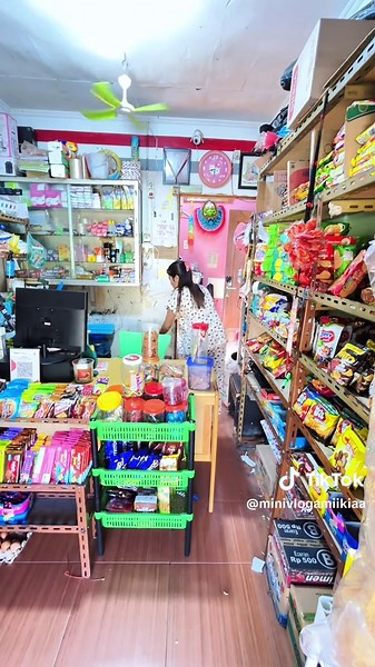 Bangunnya kesiangan tapi syukurnya warung uda dibuka sama suami