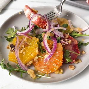 Bright, fresh, and full of flavour! 🍊This citrus salad is a refreshing way to welcome spring. What’s your favorite way to enjoy fresh citrus in this season? Get the recipe below. Ingredients: 2 blood oranges, peeled and sliced 1 large navel orange, peeled and sliced 1 large grapefruit, peeled and sliced ½ cup arugula ¼ cup red onion, thinly sliced 2 tbsp lemon juice 2 tbsp extra virgin olive oil 1 tsp dijon mustard 1 tsp honey ¼ tsp sea salt pinch black pepper ¼ cup walnuts Instructions: 1. Use