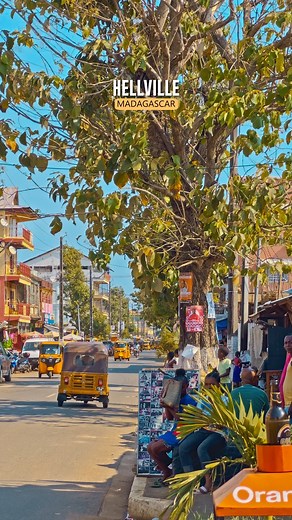 Hell-Ville, le cœur battant de Nosy Be 🇲🇬 Ville dynamique et cosmopolite, point de ralliement pour découvrir Nosy Be. Commerces, restaurants, cimetières, stations services, on y trouve un peu de tout. Ça vous évoque quel souvenir Nosy Be Hell-ville ? Hell-Ville, the beating heart of Nosy Be A dynamic and cosmopolitan city, Hell-Ville is the perfect base for exploring Nosy Be. Shops, restaurants, cemeteries, gas stations, you'll find a little bit of everything here. What memories does Nosy Be H