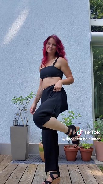 Kompression im Sommer geht nicht? Da bin ich anderer Meinung!🤭 Man muss nur wissen, wie man die Leggings am besten kombiniert - und dafür eignen sich bei den heißen Temperaturen besonders lockere Hosen, Röcke etc.🤗 Im Video trage ich die TB leggings von LIPOELASTIC🩷 #lipödem #lipoelastic #lipödemheldin #lipödemkompression #lipödemimsommer