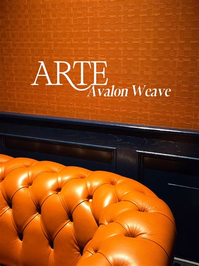 𝐀𝐑𝐓𝐄 𝐀𝐯𝐚𝐥𝐨𝐧 𝐖𝐞𝐚𝐯𝐞 Deze wandbekleding geeft je thuiscafé een stijlvolle, Britse vibe. De diepe kleuren zorgen voor een warme, intieme sfeer. #arte #homecafe #mancave #cafe #interieur