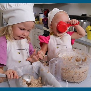 499K views · 10K reactions | Little sisters Sarah and Abby make banana bread Instagram:www.instagram.com/littlevegancooks Ingredients: 3 cups oats 3 large bananas 1 packed cup dates 1 cup dairy free milk 1tsp cinnamon 1-1/2tsp baking powder Bake at 350F(176C) for 60-90 minutes. Recipe from https://www.youtube.com/watch?v=nGussKJ-g30 | CookingwithSammy | Facebook