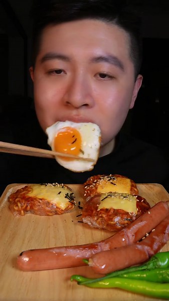 Day112 | [ASMR]一個工程師下班後 花100元可以買到多少快樂？ - 今天做了米紙包火雞麵 - #美食 #asmr #吃播 #美食推薦 #台中美食