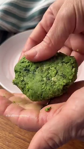 Here 👇👇👇👇 Super Green Burger Recipe! You only need a handful of ingredients and a food processor to make these flavourful diet friendly burgers, which are high in protein and low in calories. 💡Did you know? Cavolo nero, or Tuscan kale, is rich in vitamins A, C, and K, as well as minerals like calcium and manganese. It’s packed with antioxidants, supports heart and bone health, boosts the immune system, and has anti-inflammatory properties, making it a nutritious addition to any diet. Ingred