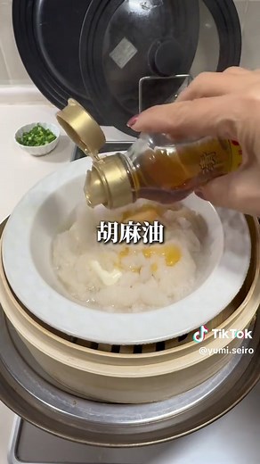 豆腐と長芋の蒸し物 絹豆腐 1丁 長芋 約15cm位 天然塩 適量 胡麻油 適量 ネギ 適量 作り方 ①器に頭腐を手で崩しながら入れる。 ②長芋は皮を剥き、ビニール袋に入れて綿棒やビンなどで食感が残る程度までたたく ③崩した長芋を豆腐の上にのせ、蒸気の立った蒸し器に、器ごと入れ。強火で5分ほど蒸す。蒸しあがつたら熱いうちに天然塩、胡麻油をかけてお好みでネギを散らす。 #蒸籠蒸し #せいろ蒸し #長いも #豆腐レシピ