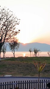 A lakeside sunrise by Erhai Lake starts the day right! Off to our final spring outing stop—Lijiang, where stunning views and delicious food await. Come to chase spring in Yunnan! #SpringOuting #BloomSpringGuide #LifeinYunnan #吉祥中国 | Harmony Yunnan