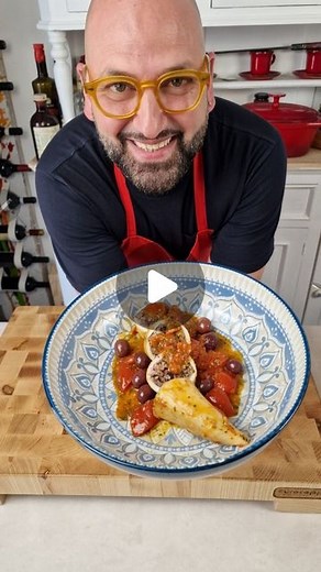 Massimiliano Costa on Instagram: "Calamari M'buttunati alla Napoletana 🤩 O' Calamaro M'buttunato 😍 Calamaro ripieno Napoletano Ingredienti👇 4 calamari freschissimi di medie dimensioni 20/25 pomodorini ciliegini o del piennolo 2 spicchi d’aglio olive di Gaeta 1 manciata di capperi sotto sale 40 g pinoli un bicchiere di vino bianco prezzemolo mollica di pane sale pepe olio extravergine di oliva #cucina #ricette #food #pesce #ricettedipesce #calamari #mare #italianfoodbloggers #italia #chef #ins
