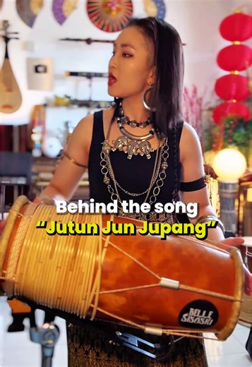 Behind the “Juntun Jun Jupang” the vocals you hear in THE REVOLUTION’s ending! 😍 This is a Kayan ethnic traditional poem from Sarawak, Borneo sung by @AdrianJoMilang from @TheTuyang Initiative. 🎧 music: THE REVOLUTION by Belle Sisoski from #ETHNOSPHERE 🎶 Watch & Listen on all platforms: link in bio #indigenous #BelleSisoski #borneo #MalaysiaTrulyAsia