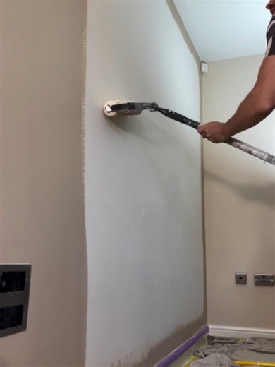 Want to know how I get a perfectly flat, smooth finish on my walls every time? Follow along for the full tutorial coming Tuesday, where I’ll show you the steps, techniques and products I use ✌️ And if you’re planning to paint a room yourself, I’ve put together a free Room Painting Checklist to help. Comment CHECKLIST below and I’ll send you the link 👇 Cheers Ryan ✌️ #diy #painting #decorating #fyp #xh #viral