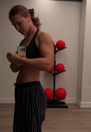 Bicep vein popping through ever so slightly #gymtok #gym #19 #gymgirl #biceps