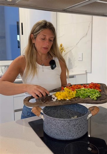 Estamos ante una nueva sección de cocina en mi cuenta?! Este video lo grabé tranqui para probar qué tanto rinde y si a ustedes les copa este tipo de contenido… pero siento que estamos frente a algo MUY divertido. Plot twist: Almond Mom cocina increíble 🤭🔥 Así que nada, perritas, acá va el primer tutorial. Si les gusta, comenten, guarden y compartan que hacemos muchos más 👀🍳 LOS AMOOOOOO #parati 💘