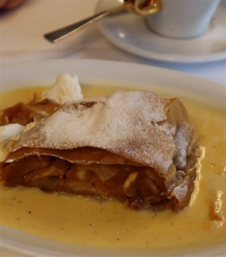Discovering Apfelstrudel in Vienna's Culinary Scene