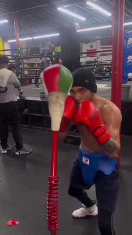 Saul Sanchez🇺🇸🇲🇽 with Manny Robles in the gym putting in the hard work