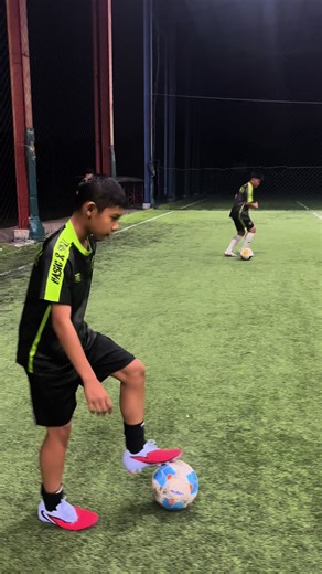 #creatorsearchinsights #ballcontrol #football #basic&Skill Football Training