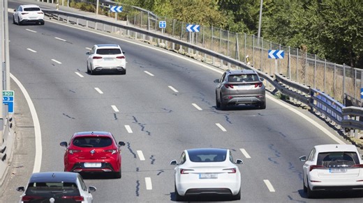 La DGT aclara cuándo está permitido circular marcha atrás sin llevarte una multa