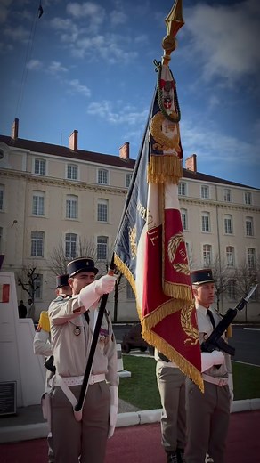 ⚓️ Aujourd’hui, nos jeunes marsouins rejoignent la grande famille du 1er RIMa. Ils ont été présentés au drapeau avant de recevoir leur calot, une étape marquante de leur intégration chez les Troupes de marine. Ce drapeau, brodé d’or et de sang, oblige. Il raconte la gloire de nos anciens qui ont porté haut les couleurs du régiment et de la France. 🇫🇷 Bienvenue dans cette famille où chaque étoffe, chaque fibre résonne de l’histoire et de l’honneur. Un instant de fierté, d’émotion et d’engagemen