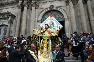 El Gran Poder 2024 es presentado con música y danza en la plaza Murillo