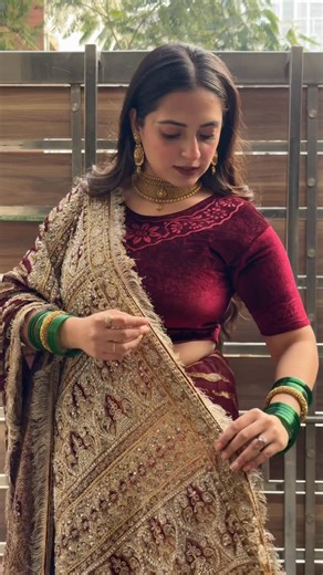 Meru Panwar on Instagram: "Styling a 1500/- saree with a 30 year old blouse. . . #merorang #redsaree #sareedraping #trendingreels #latamangeshkarsongs"