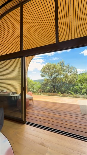 Spotlist on Instagram: "Toi & moi, ces lodges de rêve dans le sud de la France ? 🔐 On ne vous présente plus Souki Lodges & Spa, ces deux lodges suspendus en pleine nature dans le sud de la France.🍃. À retrouver dans notre livre des 50 meilleures adresses à travers le monde, sortie le 15 octobre (Iien en bio) ! Au pied du pic du Vissou, à quelques kilomètres de Montpellier, profitez d’une évasion unique dans votre lodge privatif avec terrasse de 60m2, baignoire, cuisine extérieure, et nouveauté